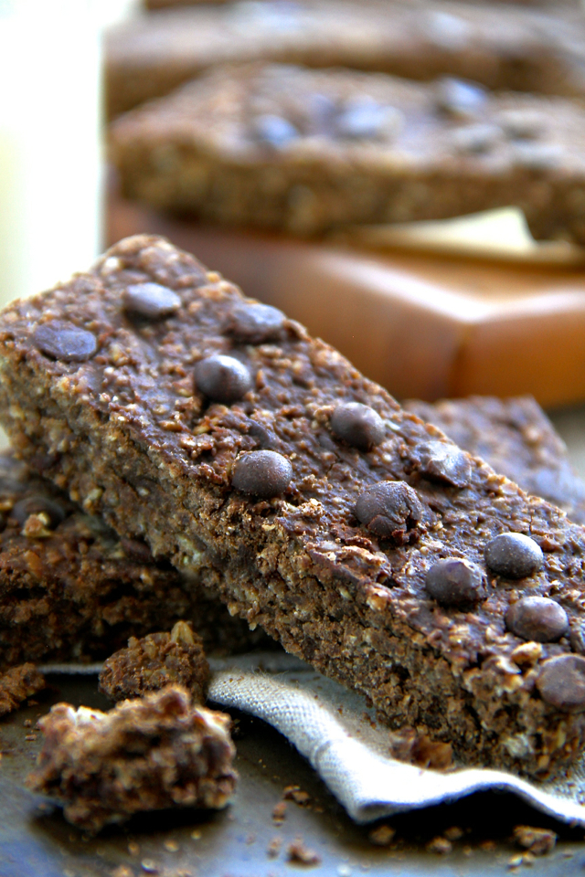 Soft and Chewy Chocolate Brownie Protein Bars -- a quick and easy homemade protein bar that's PERFECT for chocolate lovers! Gluten-free, vegan, and refined sugar-free, it makes a delicious balanced snack! || runningwithspoons.com