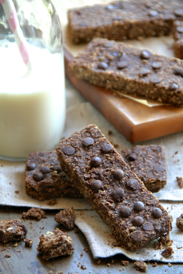 Soft and Chewy Chocolate Brownie Protein Bars -- a quick and easy homemade protein bar that's PERFECT for chocolate lovers! Gluten-free, vegan, and refined sugar-free, it makes a delicious balanced snack! || runningwithspoons.com