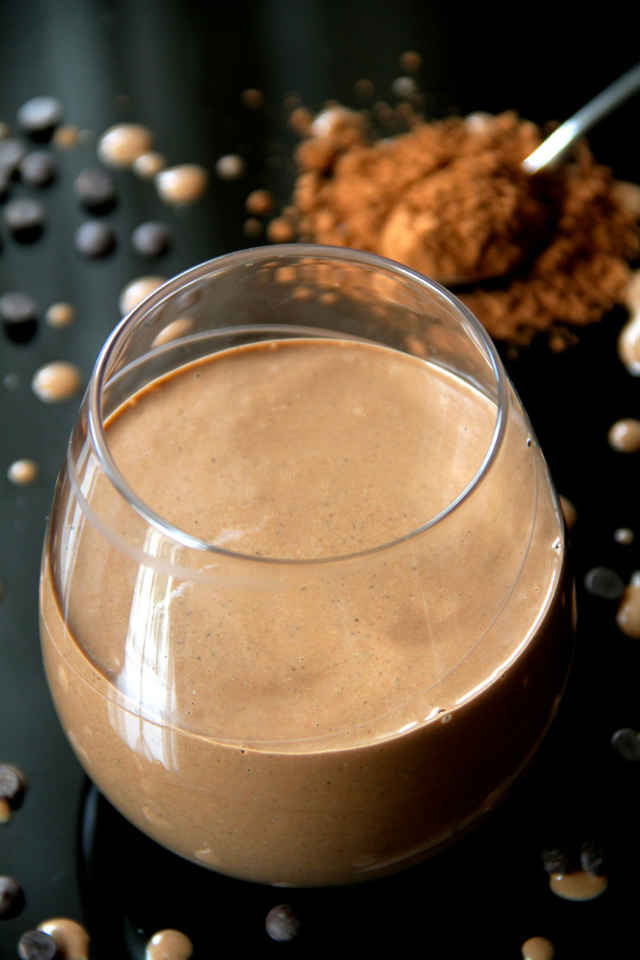 Chocolate Overnight Oatmeal Smoothie -- smooth, creamy, and sure to keep you satisfied for hours! This vegan smoothie will knock out those chocolate cravings while providing you with a balanced breakfast or snack || runningwithspoons.com #vegan #healthy