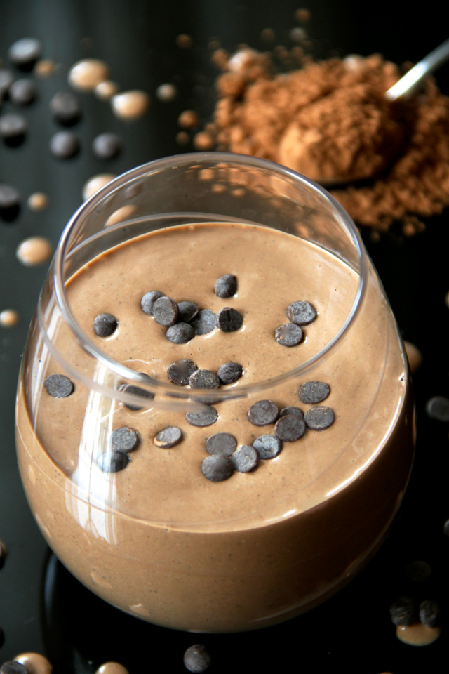 Chocolate Overnight Oatmeal Smoothie -- smooth, creamy, and sure to keep you satisfied for hours! This vegan smoothie will knock out those chocolate cravings while providing you with a balanced breakfast or snack || runningwithspoons.com #vegan #healthy