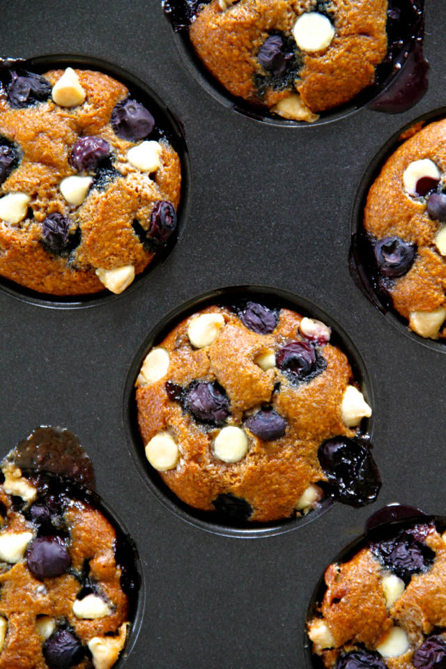 Flourless White Chocolate Blueberry Muffins -- gluten-free, oil-free, dairy-free, refined sugar-free, but so soft and delicious that you'd never be able to tell! || runningwithspoons.com