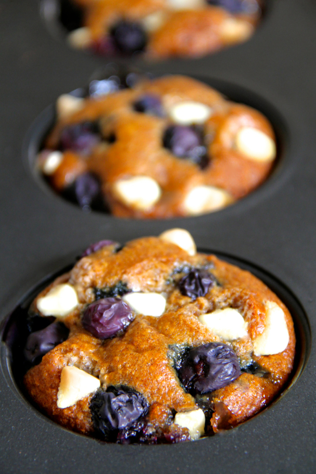 Flourless White Chocolate Blueberry Muffins -- gluten-free, oil-free, dairy-free, refined sugar-free, but so soft and delicious that you'd never be able to tell! || runningwithspoons.com