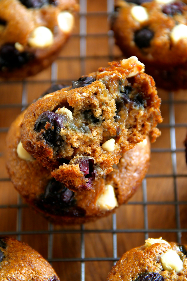 Flourless White Chocolate Blueberry Muffins -- gluten-free, oil-free, dairy-free, refined sugar-free, but so soft and delicious that you'd never be able to tell! || runningwithspoons.com