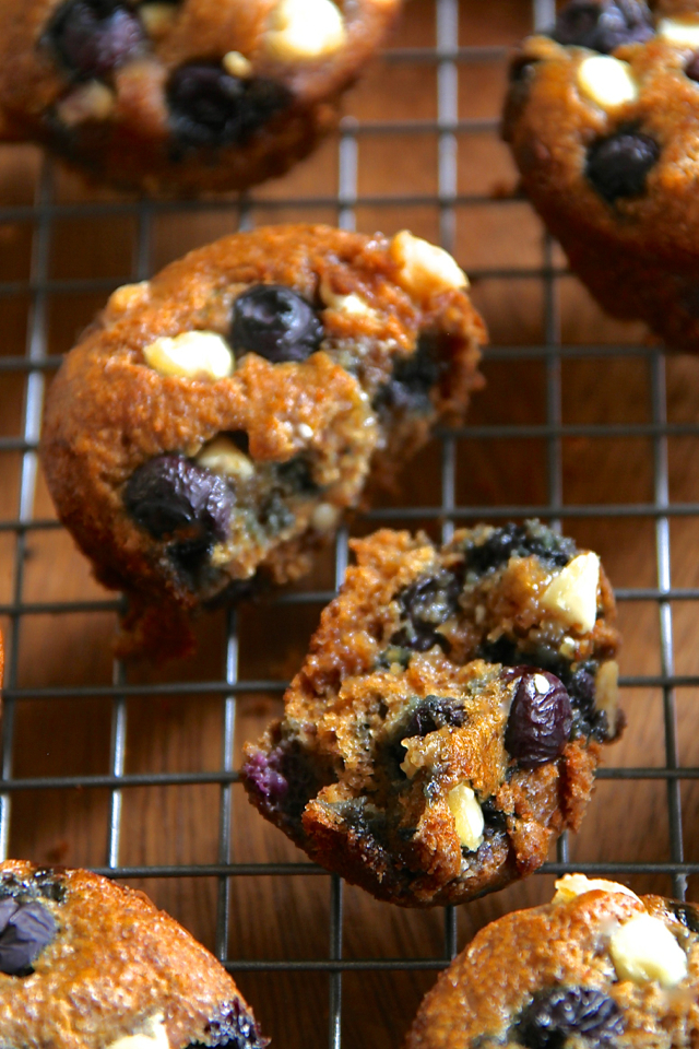 Flourless White Chocolate Blueberry Muffins -- gluten-free, oil-free, dairy-free, refined sugar-free, but so soft and delicious that you'd never be able to tell! || runningwithspoons.com