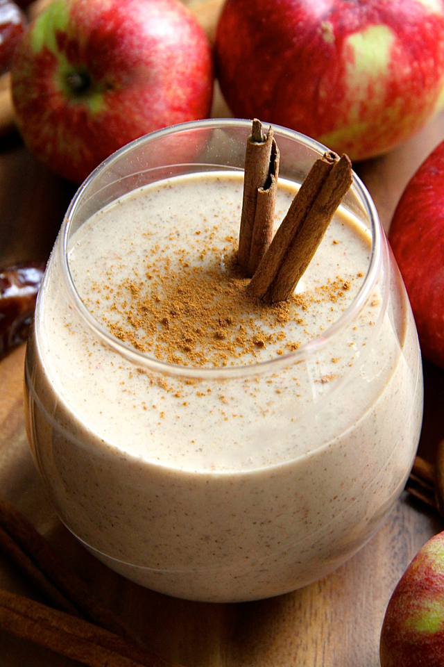 Caramel Apple Overnight Oatmeal Smoothie -- smooth, creamy, and sure to keep you satisfied for hours! This comforting fall-inspired smoothie makes a perfect healthy breakfast or snack! || runningwithspoons.com #vegan #fall #snack #breakfast
