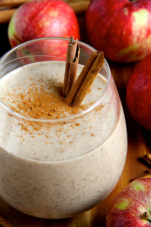 Caramel Apple Overnight Oatmeal Smoothie -- smooth, creamy, and sure to keep you satisfied for hours! This comforting fall-inspired smoothie makes a perfect healthy breakfast or snack! || runningwithspoons.com #vegan #fall #snack #breakfast