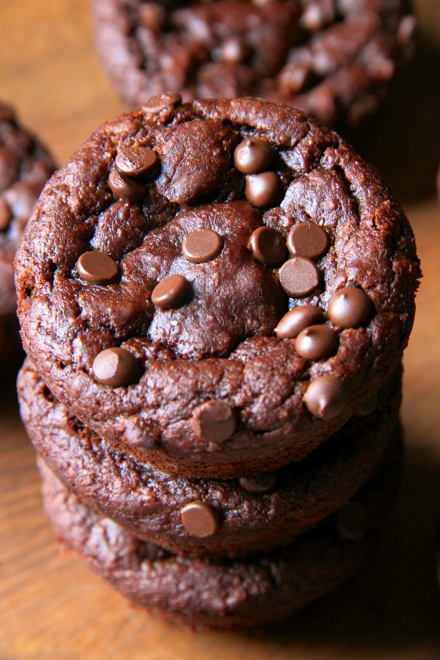 Flourless Chocolate Pumpkin Muffins -- gluten-free, grain-free, oil-free, dairy-free, refined sugar-free, but so soft and delicious that you'd never be able to tell! || runningwithspoons.com #pumpkin #chocolate #fall