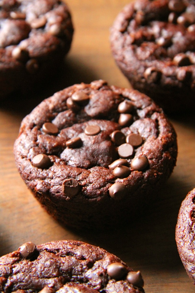 Flourless Chocolate Pumpkin Muffins -- gluten-free, grain-free, oil-free, dairy-free, refined sugar-free, but so soft and delicious that you'd never be able to tell! || runningwithspoons.com #pumpkin #chocolate #fall