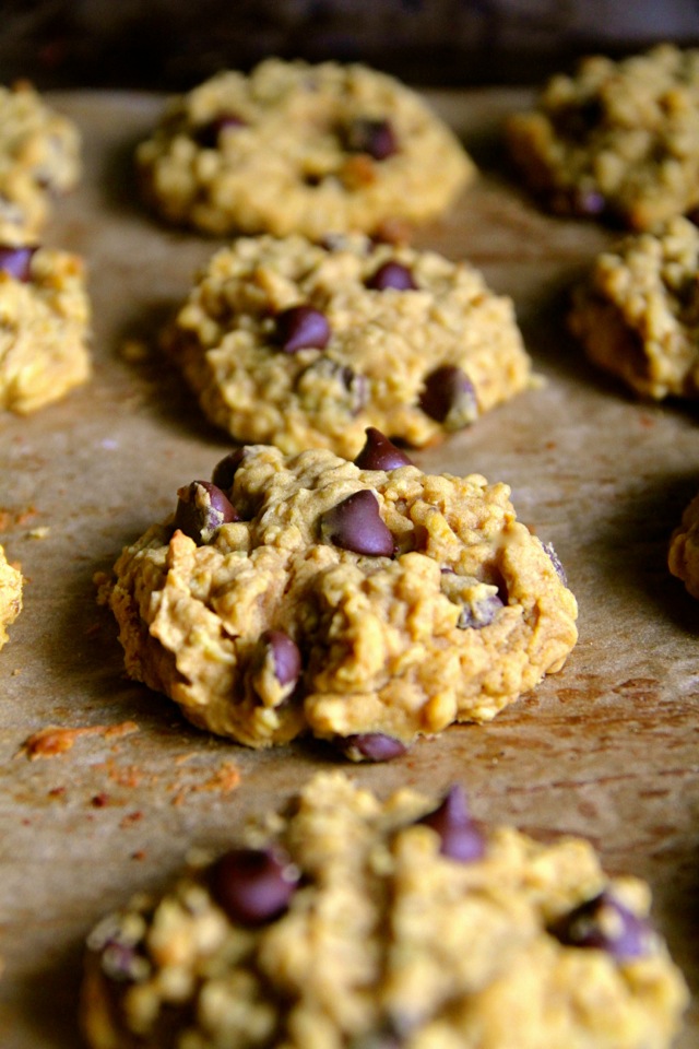 Flourless Pumpkin Oatmeal Cookies -- made without butter or flour, but so soft and chewy that you'd never be able to tell! || runningwithspoons.com #pumpkin #cookies #vegan #fall