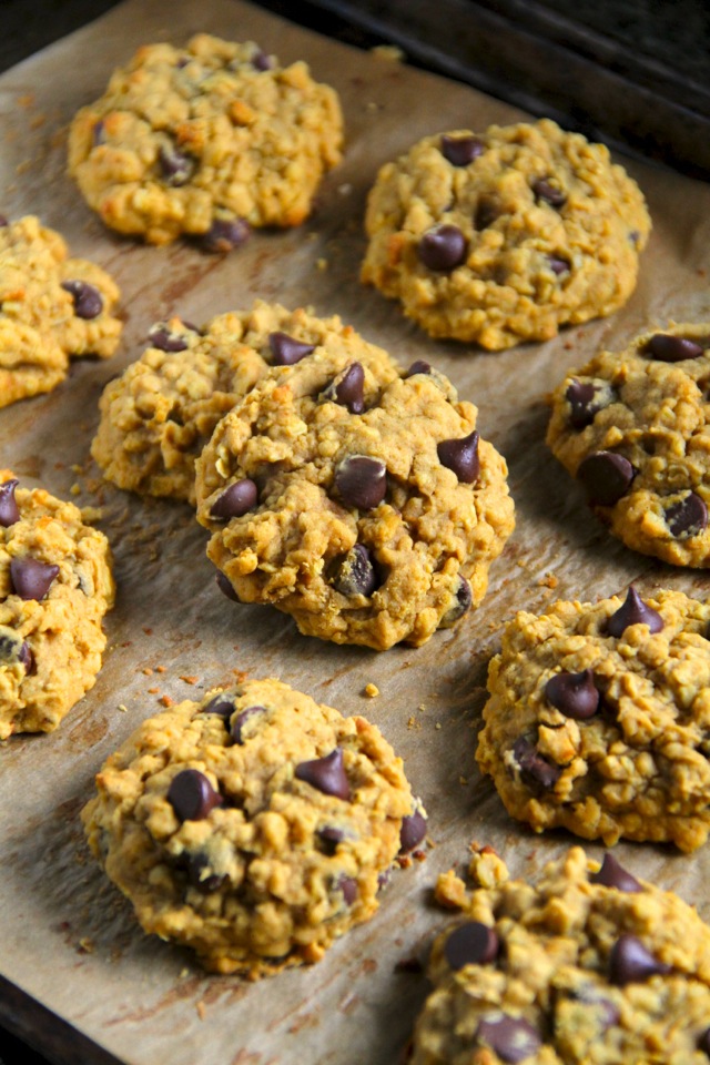 Flourless Pumpkin Oatmeal Cookies -- made without butter or flour, but so soft and chewy that you'd never be able to tell! || runningwithspoons.com #pumpkin #cookies #vegan #fall