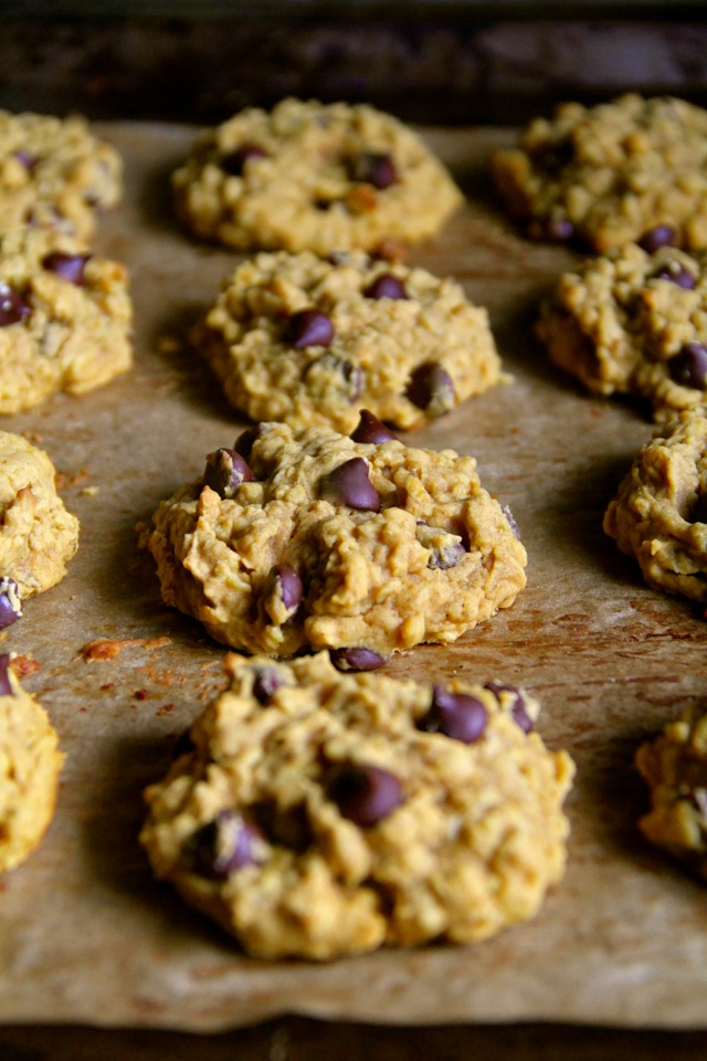 Flourless Pumpkin Oatmeal Cookies -- made without butter or flour, but so soft and chewy that you'd never be able to tell! || runningwithspoons.com #pumpkin #cookies #vegan #fall