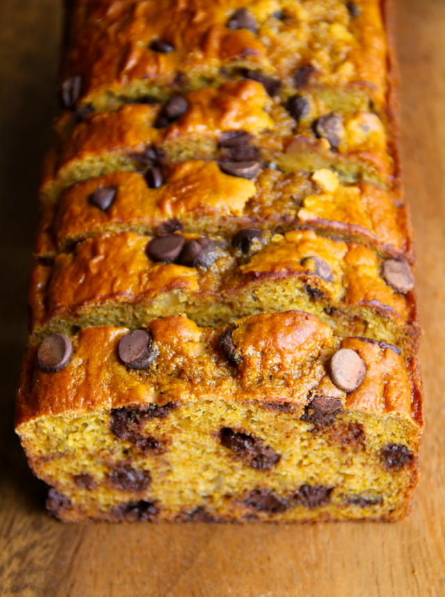 Greek Yogurt Pumpkin Banana Bread -- made without butter or oil, but so soft and tender that you'd never be able to tell! A healthy and delicious snack! || runningwithspoons.com #pumpkin #banana #fall