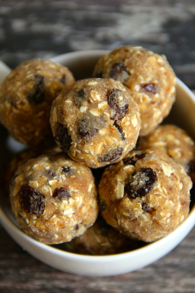No Bake Oatmeal Raisin Cookie Dough Bites -- soft, chewy, and easy to make, these naturally gluten-free and vegan bites make a healthy and delicious snack for any time of the day || runningwithspoons.com #snack #vegan #bites