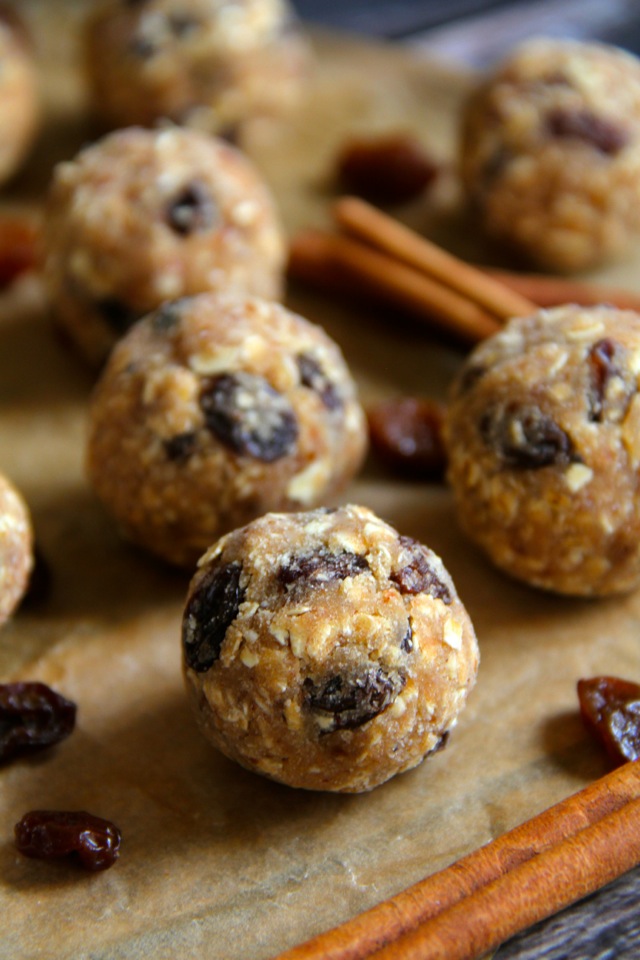 No Bake Oatmeal Raisin Cookie Dough Bites -- soft, chewy, and easy to make, these naturally gluten-free and vegan bites make a healthy and delicious snack for any time of the day || runningwithspoons.com #snack #vegan #bites