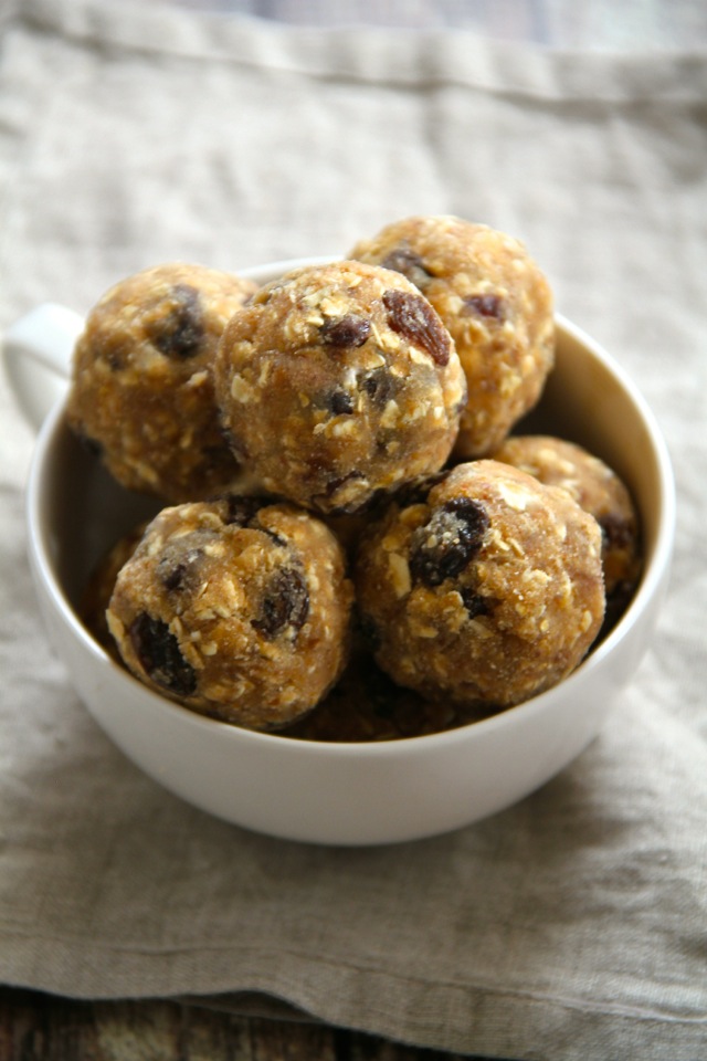 No Bake Oatmeal Raisin Cookie Dough Bites -- soft, chewy, and easy to make, these naturally gluten-free and vegan bites make a healthy and delicious snack for any time of the day || runningwithspoons.com #snack #vegan #bites