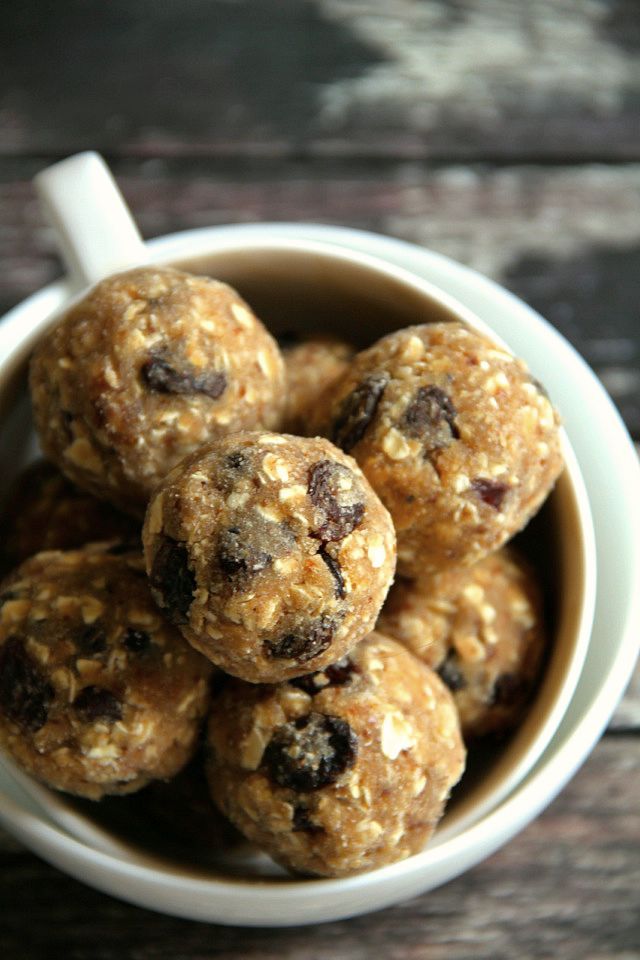 No Bake Oatmeal Raisin Cookie Dough Bites -- soft, chewy, and easy to make, these naturally gluten-free and vegan bites make a healthy and delicious snack for any time of the day || runningwithspoons.com #snack #vegan #bites