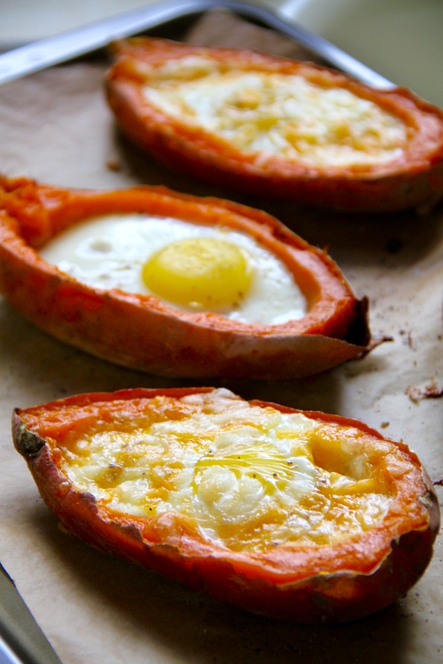 These quick and easy Baked Egg Stuffed Sweet Potatoes are a perfect choice for those nights where you don't have a lot of time or energy to put into cooking. Gluten-free and vegetarian, they make a healthy and balanced meal with minimal hands-on time and no cleanup! || runningwfithspoons.com #vegetarian #glutenfree #healthy #dinner