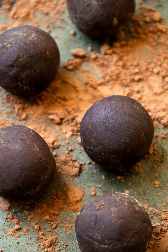 No Bake Brownie Bites -- these soft and fudgy bites taste just like a batch of soft-baked brownies, but are made without flour, oil, eggs, or refined sugar! || runningwithspoons.com #chocolate #brownies #vegan #glutenfree #snack