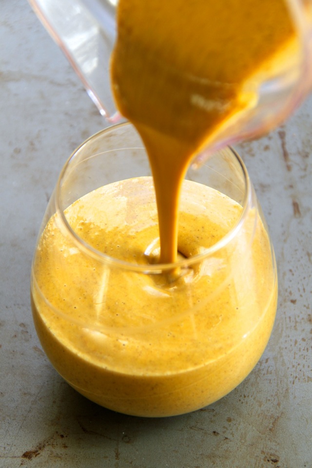 Pumpkin Spice Overnight Oatmeal Smoothie -- smooth, creamy, and sure to keep you satisfied for hours! This delicious "I can't believe it's healthy" smoothie is a great way to satisfy those pumpkin spice latte cravings without all the added sugar || runningwithspoons.com #pumpkin #smoothie #vegan #healthy #breakfast