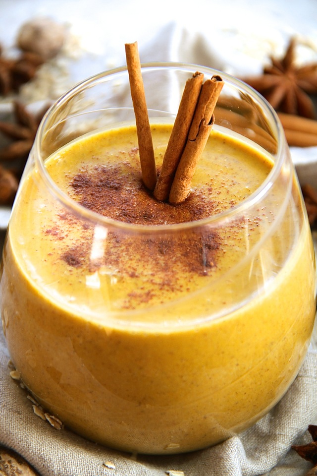 Pumpkin Spice Overnight Oatmeal Smoothie -- smooth, creamy, and sure to keep you satisfied for hours! This delicious "I can't believe it's healthy" smoothie is a great way to satisfy those pumpkin spice latte cravings without all the added sugar || runningwithspoons.com #pumpkin #smoothie #vegan #healthy #breakfast