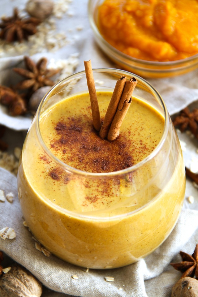 Pumpkin Spice Overnight Oatmeal Smoothie -- smooth, creamy, and sure to keep you satisfied for hours! This delicious "I can't believe it's healthy" smoothie is a great way to satisfy those pumpkin spice latte cravings without all the added sugar || runningwithspoons.com #pumpkin #smoothie #vegan #healthy #breakfast