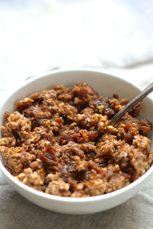 Vanilla Chai Breakfast Bake -- the PERFECT way to spice up your breakfast rotation! Soft, doughy, and loaded with flavour || runningwithspoons.com #vegan #glutenfree #breakfast #recipe #healthy