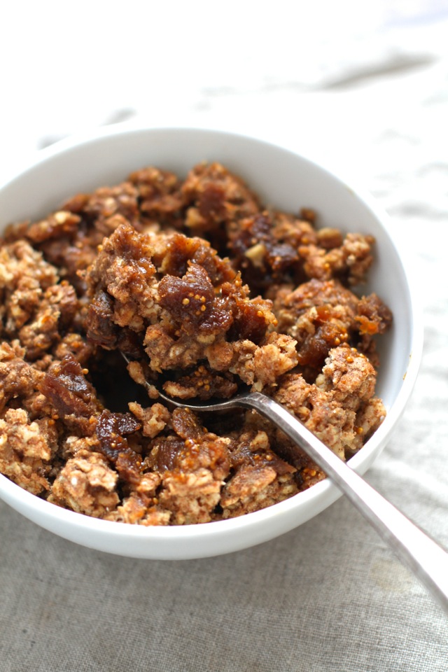 Vanilla Chai Breakfast Bake -- the PERFECT way to spice up your breakfast rotation! Soft, doughy, and loaded with flavour || runningwithspoons.com #vegan #glutenfree #breakfast #recipe #healthy