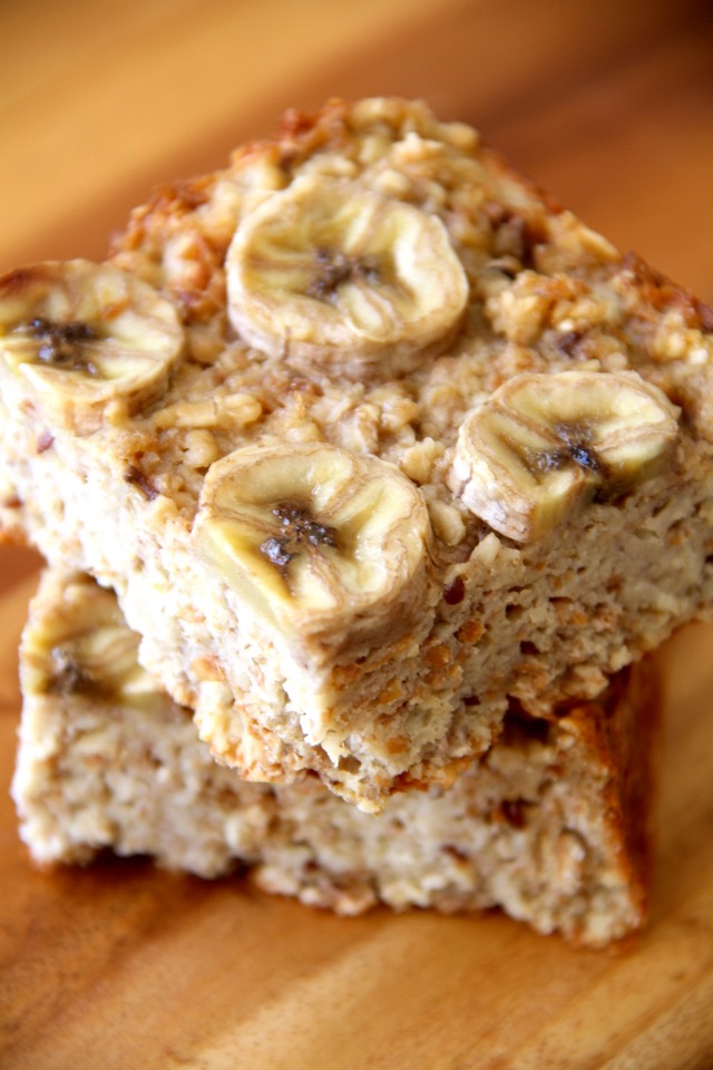 Banana Oat Bread Pudding - refined sugar free, easily made gluten-free, and packed with fiber and protein, this healthy bread pudding is an easy and delicious make-ahead breakfast option that's perfect for those on-the-go mornings! || runningwithspoons.com #breakfast #healthy #eggs