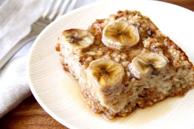 Banana Oat Bread Pudding - refined sugar free, easily made gluten-free, and packed with fiber and protein, this healthy bread pudding is an easy and delicious make-ahead breakfast option that's perfect for those on-the-go mornings! || runningwithspoons.com #breakfast #healthy #eggs