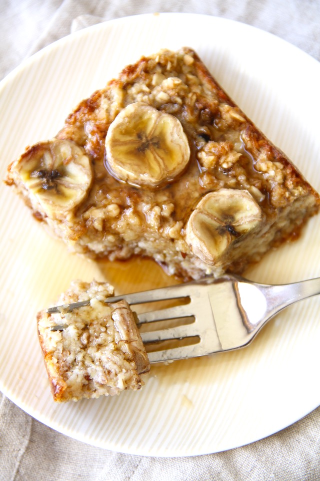 Banana Oat Bread Pudding - refined sugar free, easily made gluten-free, and packed with fiber and protein, this healthy bread pudding is an easy and delicious make-ahead breakfast option that's perfect for those on-the-go mornings! || runningwithspoons.com #breakfast #healthy #eggs