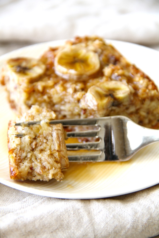 Banana Oat Bread Pudding - refined sugar free, easily made gluten-free, and packed with fiber and protein, this healthy bread pudding is an easy and delicious make-ahead breakfast option that's perfect for those on-the-go mornings! || runningwithspoons.com #breakfast #healthy #eggs