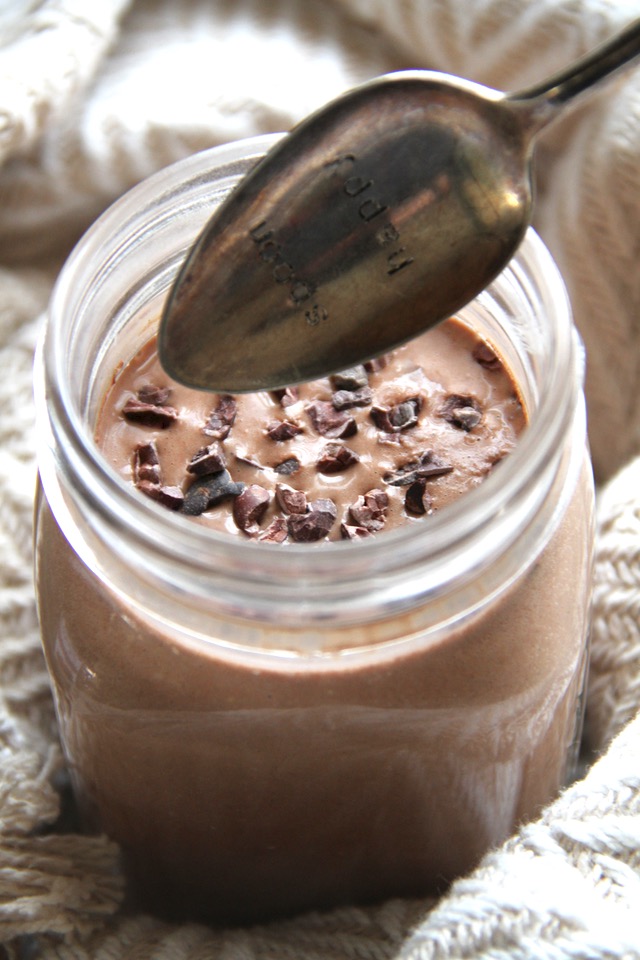 Hot Chocolate Breakfast Smoothie -- smooth, creamy, and sure to keep you satisfied for hours! This warm and comforting vegan smoothie will knock out those chocolate cravings while providing you with a balanced breakfast or snack || runningwithspoons.com #vegan #chocolate #smoothie