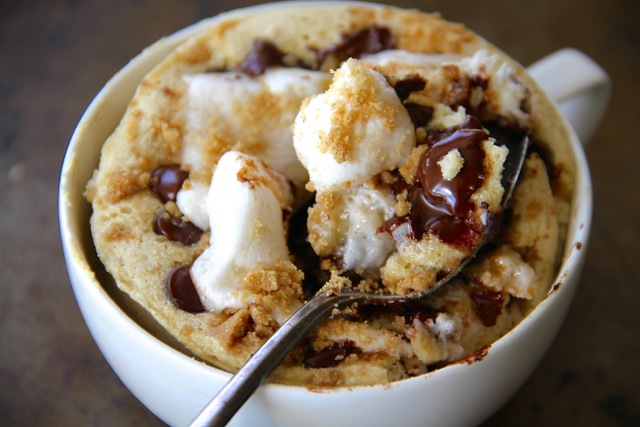 S'mores Mug Cake -- No campfire? no problem! Satisfy your s'mores craving with this soft and doughy campfire-free mug cake. Quick, easy, and made without butter or oil, it makes a perfect single-serve snack! || runningwithspoons.com #s'mores #mugcake #snack