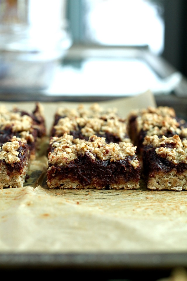 Chocolate Fudge Banana Oat Bars -- you'd never believe that these soft baked oat bars are vegan, gluten-free, refined sugar-free, and made without any butter or oil! || runningwithspoons.com #vegan #snack #healthy #chocolate