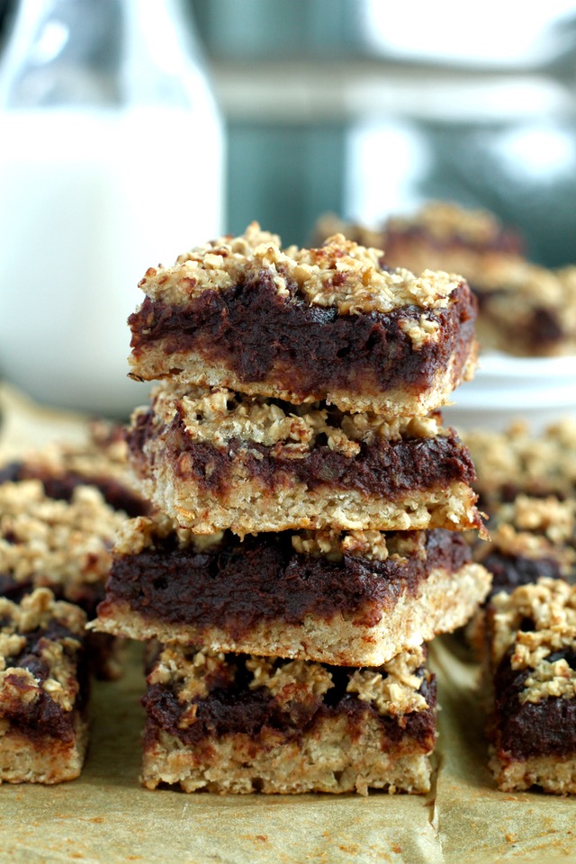 Chocolate Fudge Banana Oat Bars -- you'd never believe that these soft baked oat bars are vegan, gluten-free, refined sugar-free, and made without any butter or oil! || runningwithspoons.com #vegan #snack #healthy #chocolate