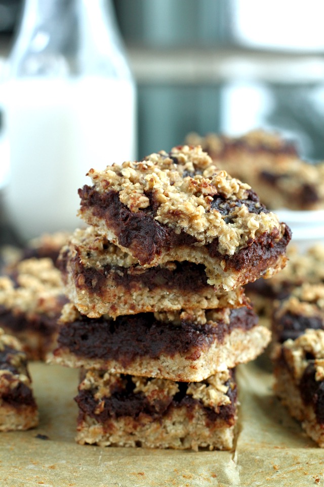 Chocolate Fudge Banana Oat Bars -- you'd never believe that these soft baked oat bars are vegan, gluten-free, refined sugar-free, and made without any butter or oil! || runningwithspoons.com #vegan #snack #healthy #chocolate