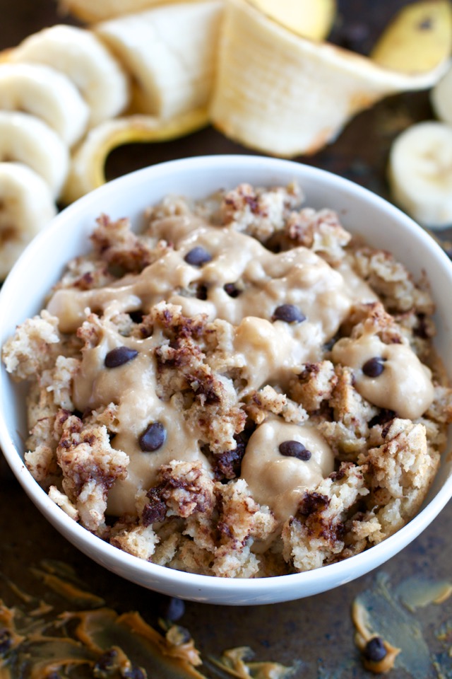 This healthy Chunky Monkey Breakfast bake combines the light and fluffy texture of a muffin with the hearty staying power of baked oats! PERFECT for anyone who loves eating dessert for breakfast! | runningwithspoons.com #vegan #breakfast #healthy