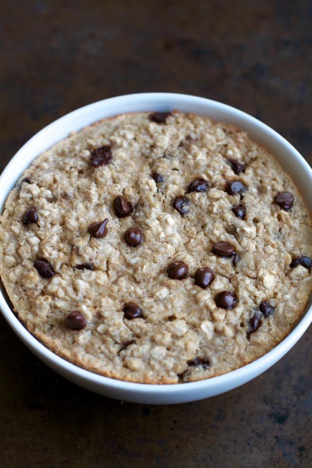 This healthy Chunky Monkey Breakfast bake combines the light and fluffy texture of a muffin with the hearty staying power of baked oats! PERFECT for anyone who loves eating dessert for breakfast! | runningwithspoons.com #vegan #breakfast #healthy