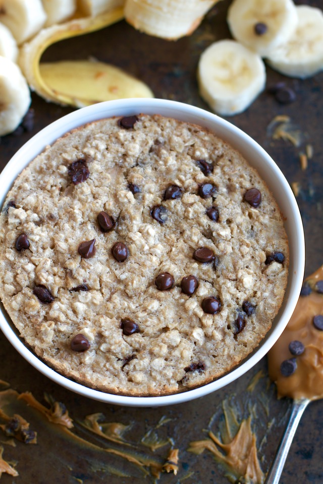 This healthy Chunky Monkey Breakfast bake combines the light and fluffy texture of a muffin with the hearty staying power of baked oats! PERFECT for anyone who loves eating dessert for breakfast! | runningwithspoons.com #vegan #breakfast #healthy
