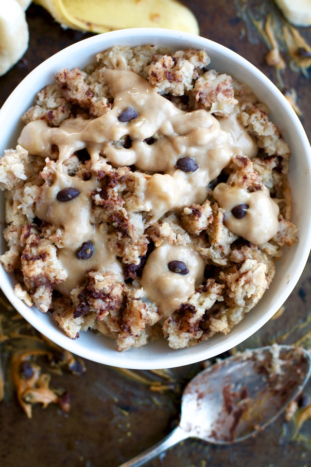 This healthy Chunky Monkey Breakfast bake combines the light and fluffy texture of a muffin with the hearty staying power of baked oats! PERFECT for anyone who loves eating dessert for breakfast! | runningwithspoons.com #vegan #breakfast #healthy