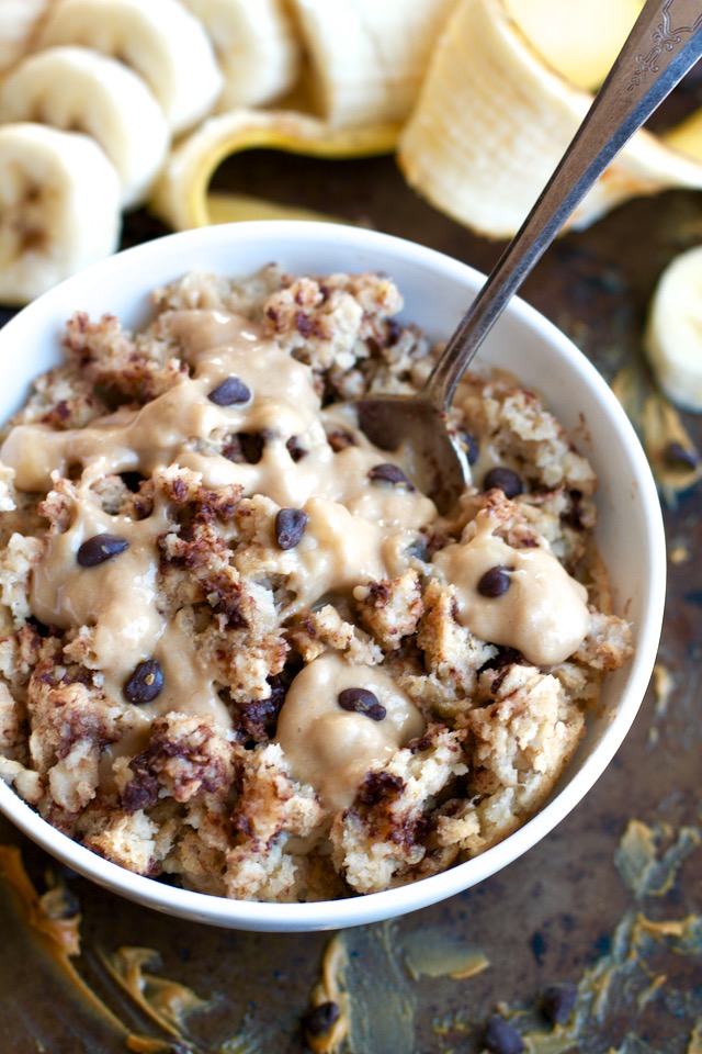 This healthy Chunky Monkey Breakfast bake combines the light and fluffy texture of a muffin with the hearty staying power of baked oats! PERFECT for anyone who loves eating dessert for breakfast! | runningwithspoons.com #vegan #breakfast #healthy