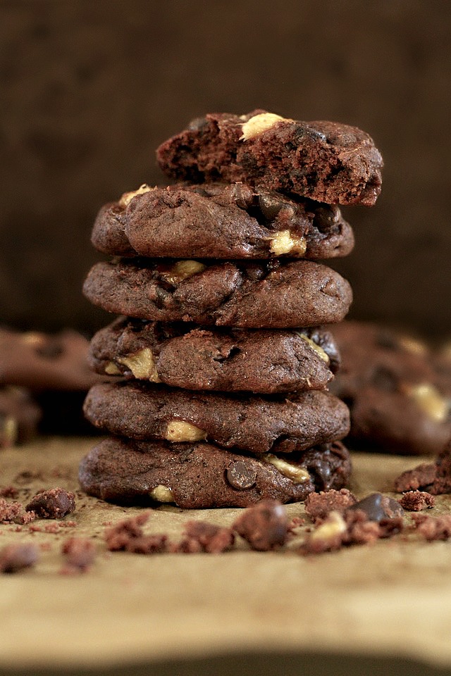 Soft and chewy without being the least bit cakey! These healthier Double Chocolate Banana Cookies are vegan and refined sugar free, but so fudgy and flavourful that you'd never be able to tell they were healthy! | runningwithspoons.com #cookies #chocolate #healthy #vegan