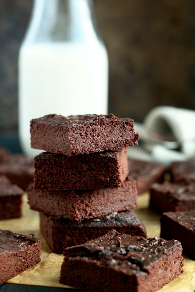 These Healthy Chocolate Lover's Blender Brownies are so fudgy, moist, and chocolatey, that you'd never be able to tell they're made with NO flour, NO butter, and NO oil! | runningwithspoons.com #vegan #paleo #glutenfree #brownies