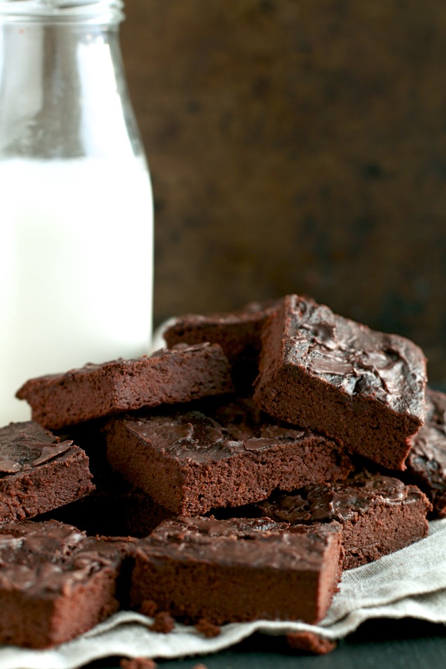 These Healthy Chocolate Lover's Blender Brownies are so fudgy, moist, and chocolatey, that you'd never be able to tell they're made with NO flour, NO butter, and NO oil! | runningwithspoons.com #vegan #paleo #glutenfree #brownies