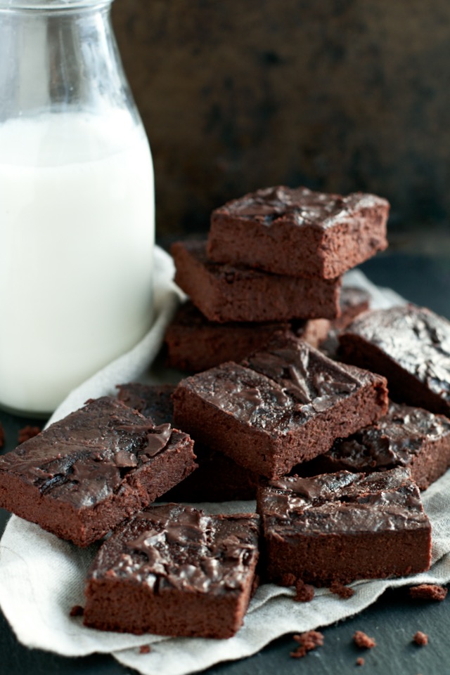 These Healthy Chocolate Lover's Blender Brownies are so fudgy, moist, and chocolatey, that you'd never be able to tell they're made with NO flour, NO butter, and NO oil! | runningwithspoons.com #vegan #paleo #glutenfree #brownies