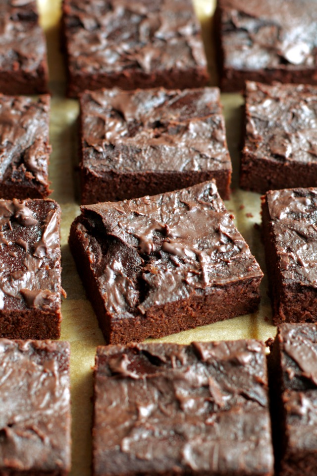 These Healthy Chocolate Lover's Blender Brownies are so fudgy, moist, and chocolatey, that you'd never be able to tell they're made with NO flour, NO butter, and NO oil! | runningwithspoons.com #vegan #paleo #glutenfree #brownies