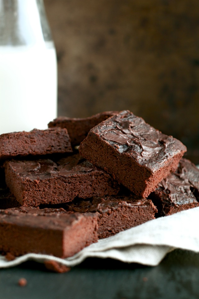 These Healthy Chocolate Lover's Blender Brownies are so fudgy, moist, and chocolatey, that you'd never be able to tell they're made with NO flour, NO butter, and NO oil! | runningwithspoons.com #vegan #paleo #glutenfree #brownies