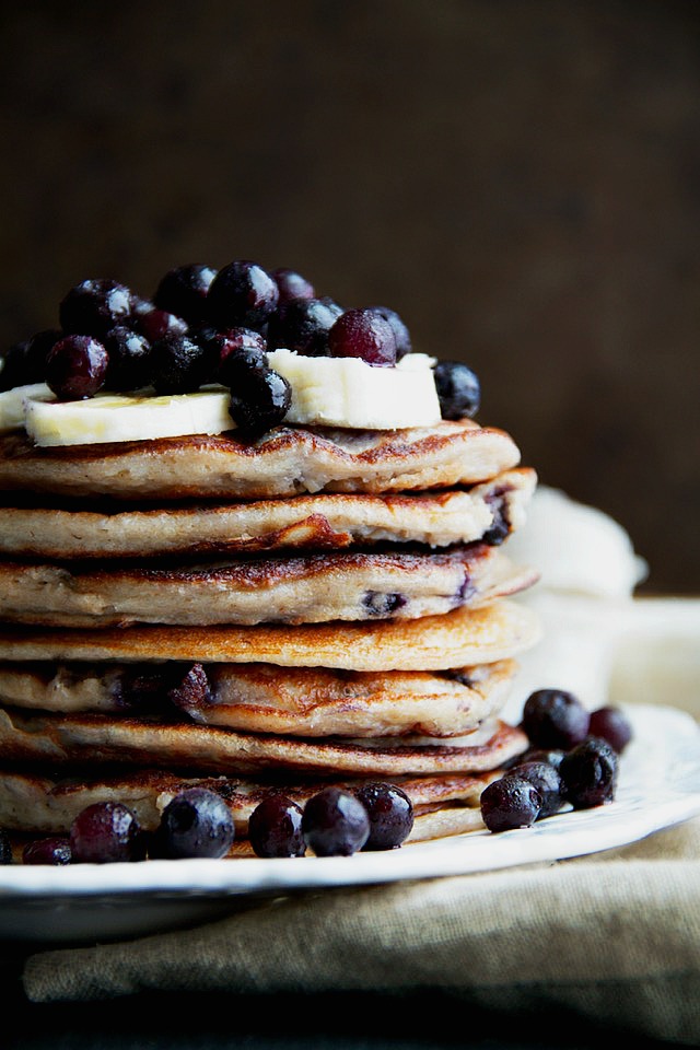 These light and fluffy Blueberry Banana Greek Yogurt Pancakes are sure to keep you satisfied all morning with over 20g of whole food protein! | runningwithspoons.com #glutenfree #healthy #breakfast