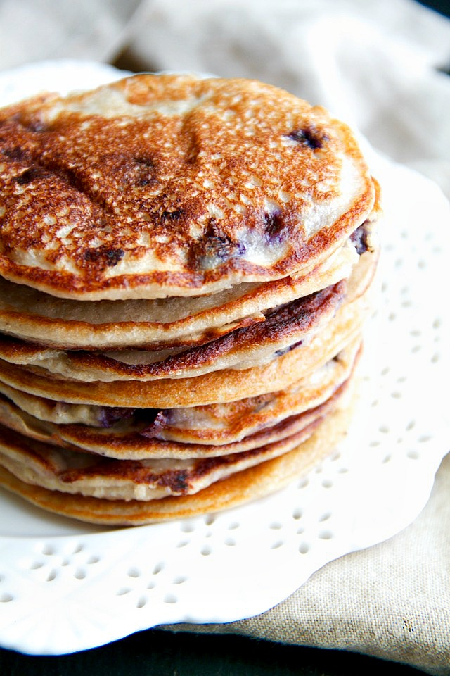 These light and fluffy Blueberry Banana Greek Yogurt Pancakes are sure to keep you satisfied all morning with over 20g of whole food protein! | runningwithspoons.com #glutenfree #healthy #breakfast