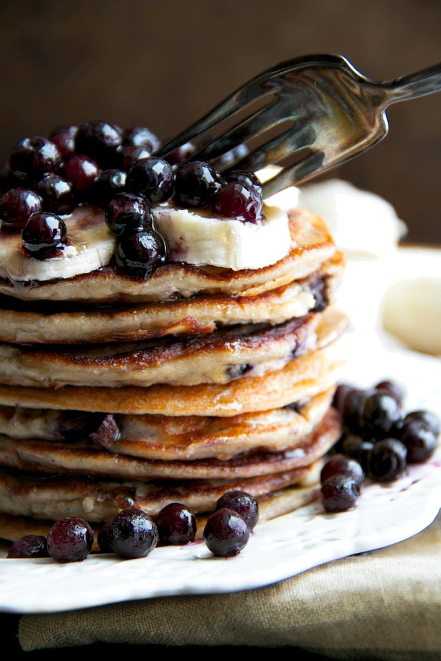 These light and fluffy Blueberry Banana Greek Yogurt Pancakes are sure to keep you satisfied all morning with over 20g of whole food protein! | runningwithspoons.com #glutenfree #healthy #breakfast